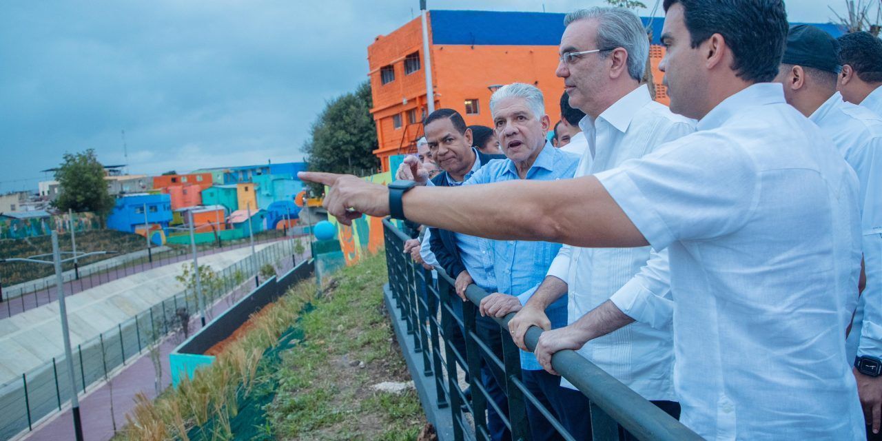 El presidente Luis Abinader y  Wellington Arnaud, director del INAPA, dejan inaugurada  segunda etapa del saneamiento de arroyo Gurabo en Santiago