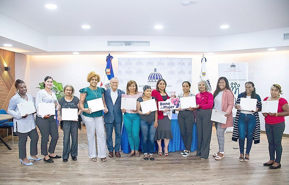 Gobierno entrega Bonos Mujer en San Cristóbal