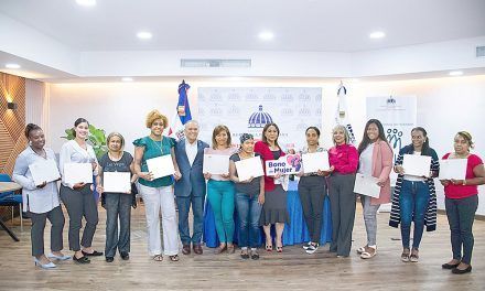 Gobierno entrega Bonos Mujer en San Cristóbal