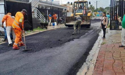 MOPC y Alcaldía asfaltan y acondicionan calles en varios sectores de Hato Mayor