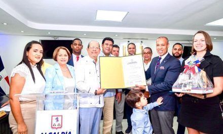 Alcaldía reconoce embajador de Guyana como Huésped Distinguido de Higüey