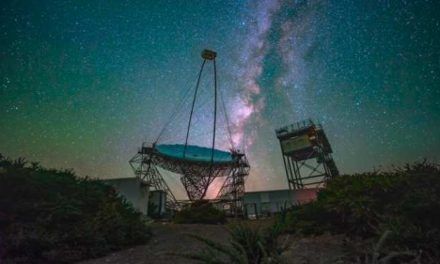 Un peculiar núcleo activo en una galaxia lejana