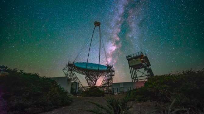 Un peculiar núcleo activo en una galaxia lejana