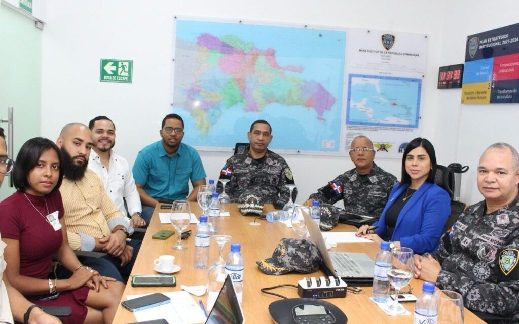 Encuentro estratégico entre Policía Nacional y Ministerio de la Juventud fortalecen lazos interinstitucionales para desarrollar iniciativas conjuntas.
