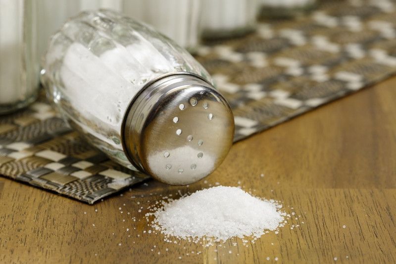 Añadir sal a los alimentos en el plato está asociado con un mayor riesgo de enfermedad renal crónica