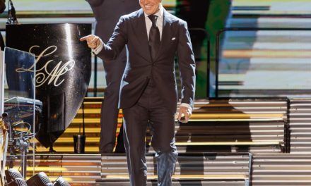 Luis Miguel saluda a cientos de fanáticos que lo persiguieron hasta su helicóptero tras concierto en Santo Domingo