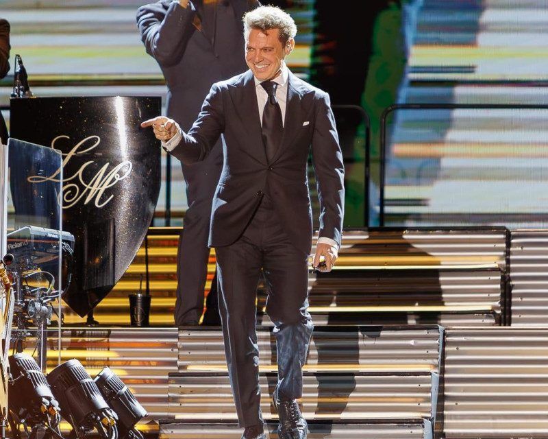 Luis Miguel saluda a cientos de fanáticos que lo persiguieron hasta su helicóptero tras concierto en Santo Domingo