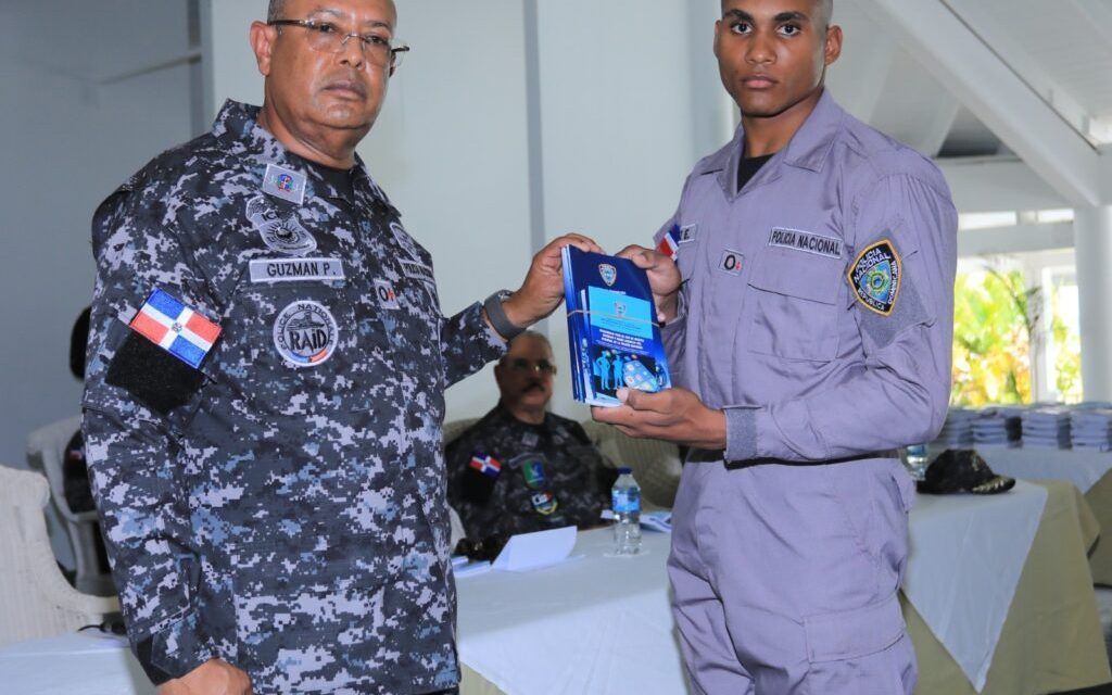 Policía Nacional entrega compendio de manuales de doctrina policial al personal de conscriptos e instructores en Gaspar Hernández.