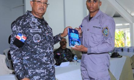 Policía Nacional entrega compendio de manuales de doctrina policial al personal de conscriptos e instructores en Gaspar Hernández.