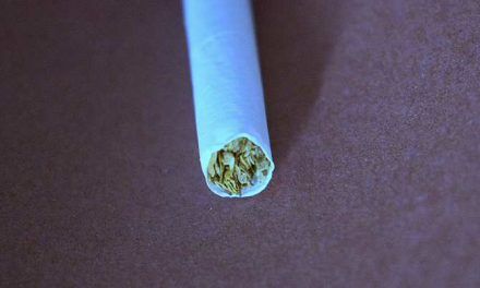 ¿Cigarrillo electrónico o terapia tradicional de reemplazo de nicotina, para dejar de fumar tabaco?