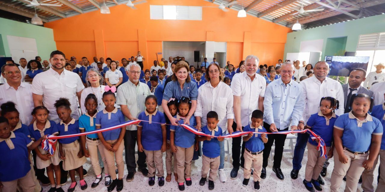 Vicepresidenta Raquel Peña inauguró escuela, muelle y campo deportivo en San Cristóbal