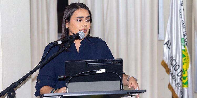 Karilyn Chabebe presenta programa de gobierno municipal al comercio organizado