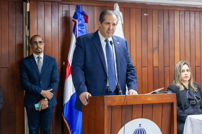 Víctor Atallah asume como ministro de Salud Pública