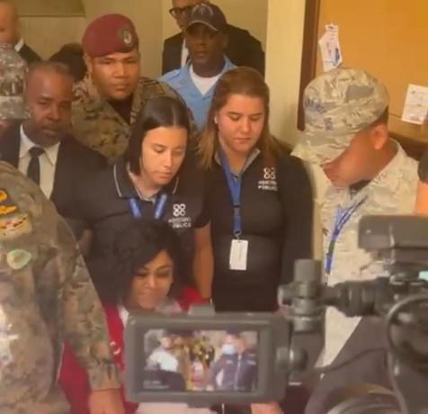 En silla de ruedas asiste madre de Yailín al tribunal en caso Tekashi