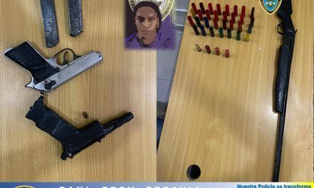 Operativos policiales en Baní: Incautación de armas y municiones durante allanamientos