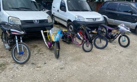 DIGESETT detiene motocicletas y vehículos en carreras clandestinas en San Cristóbal