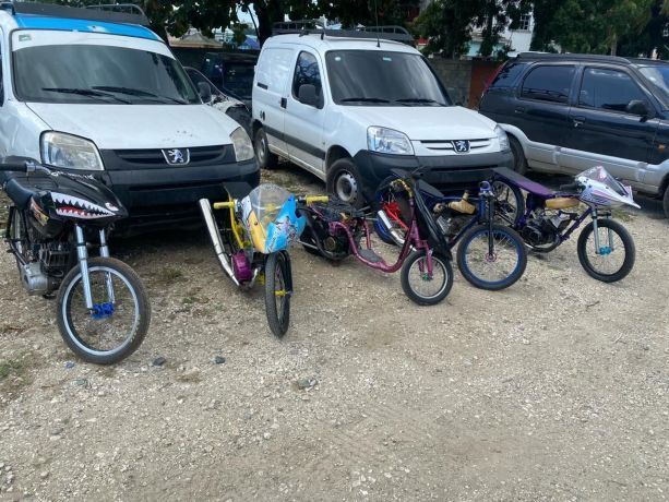 DIGESETT detiene motocicletas y vehículos en carreras clandestinas en San Cristóbal