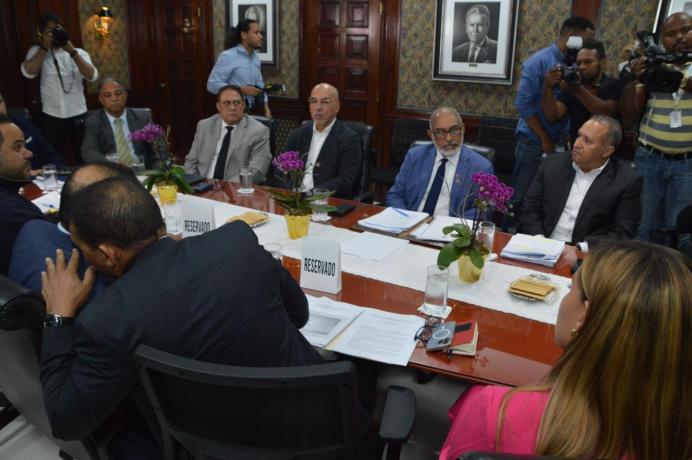 Gobierno y sectores acuerdan comisión de abogados para conocer propuestas a Ley DNI