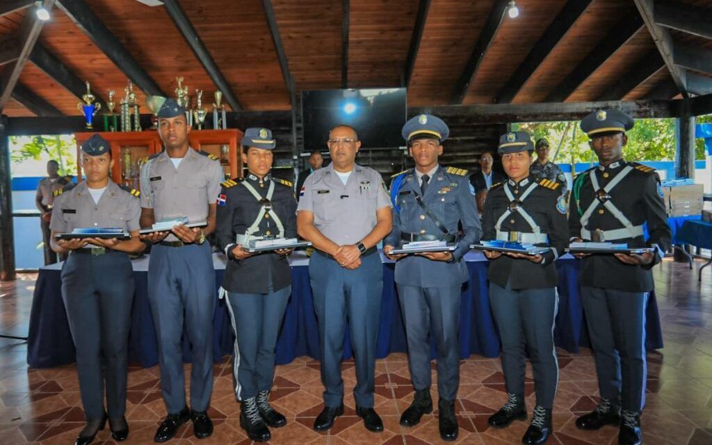Policía Nacional entrega 198 laptops y manuales de doctrina policial a los futuros oficiales de la institución.