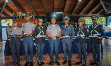 Policía Nacional entrega 198 laptops y manuales de doctrina policial a los futuros oficiales de la institución.