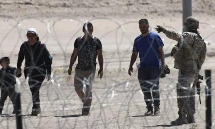 Pacto en el Senado de EEUU prevé cierre de frontera con México si está «colapsada»