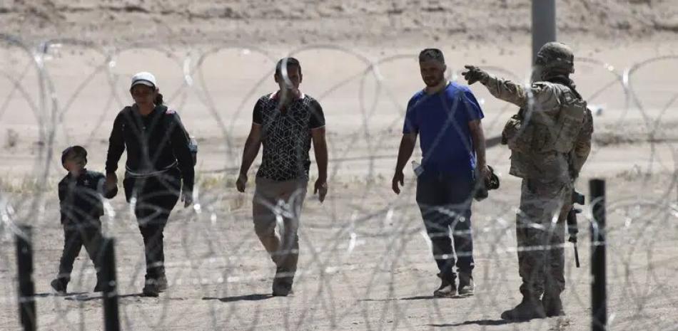 Pacto en el Senado de EEUU prevé cierre de frontera con México si está «colapsada»