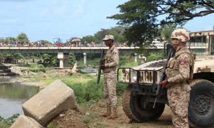 Soldados de las fuerzas del Cesfront en alerta en la frontera por Dajabón