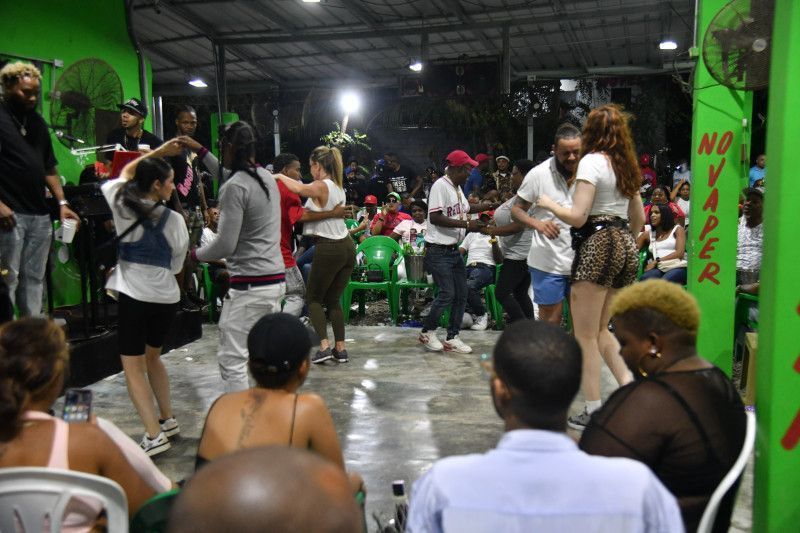 Los Carrandales de la bachata: dominicanos y extranjeros van en masa a bailar