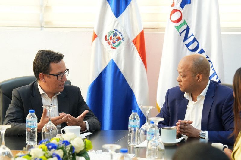 Delegación diplomática de Chile se reúne con funcionarios de Proindustria