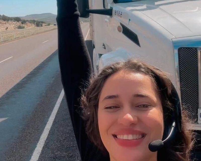 María Fernanda Garabitos, la dominicana que venció el alcoholismo, aprendió a manejar tráiler en NY y de eso vive