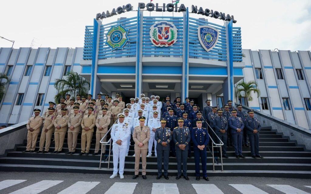 Oficiales con 30 años de servicio de la Policía Nacional y las Fuerzas Armadas visitan la sede de la institución del orden.