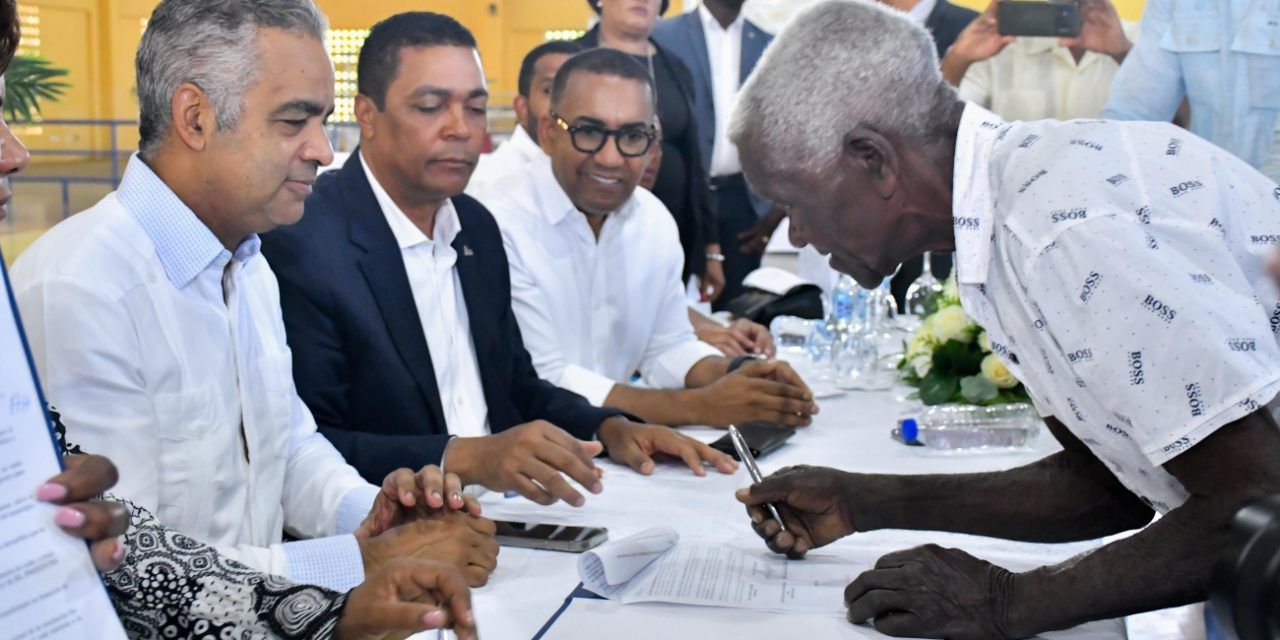 Alcaldía de Monte Plata dona al Gobierno terrenos para iniciar proceso de titulación de más de 2,000 familias