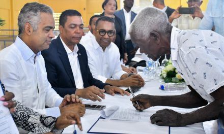 Alcaldía de Monte Plata dona al Gobierno terrenos para iniciar proceso de titulación de más de 2,000 familias