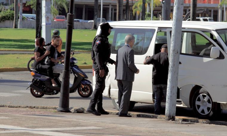 Prisionero Ángel Lockward es trasladado a Puerto Plata para enfrentar nuevo cargo por difamación