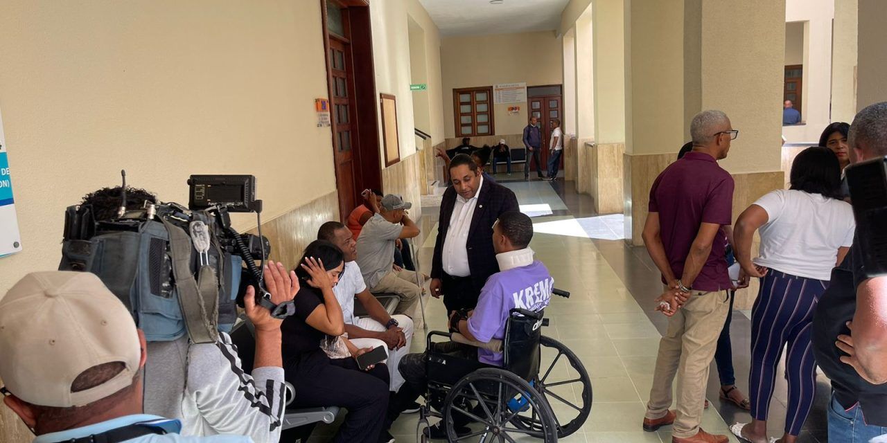 En silla de ruedas asiste al tribunal policía herido por hombre se estrelló contra el Palacio Nacional