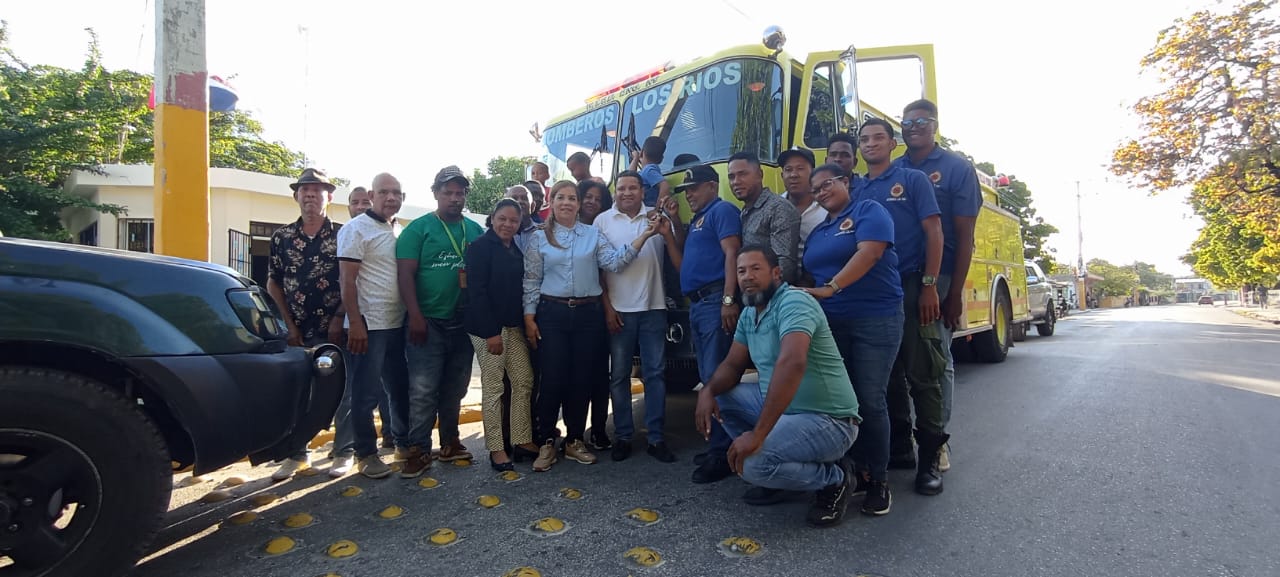 Alcaldía entrega camión a Cuerpo de Bomberos de Los Ríos, Bahoruco