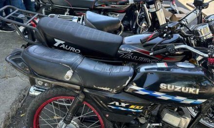 Policía apresa a dos antisociales en Baní a quienes se les ocupa pistola y varias motocicletas robadas