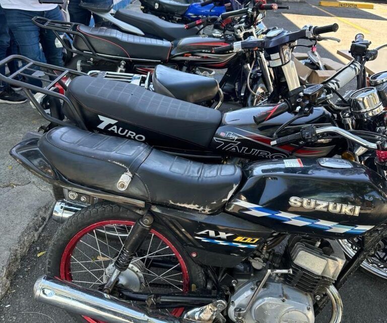 Policía apresa a dos antisociales en Baní a quienes se les ocupa pistola y varias motocicletas robadas