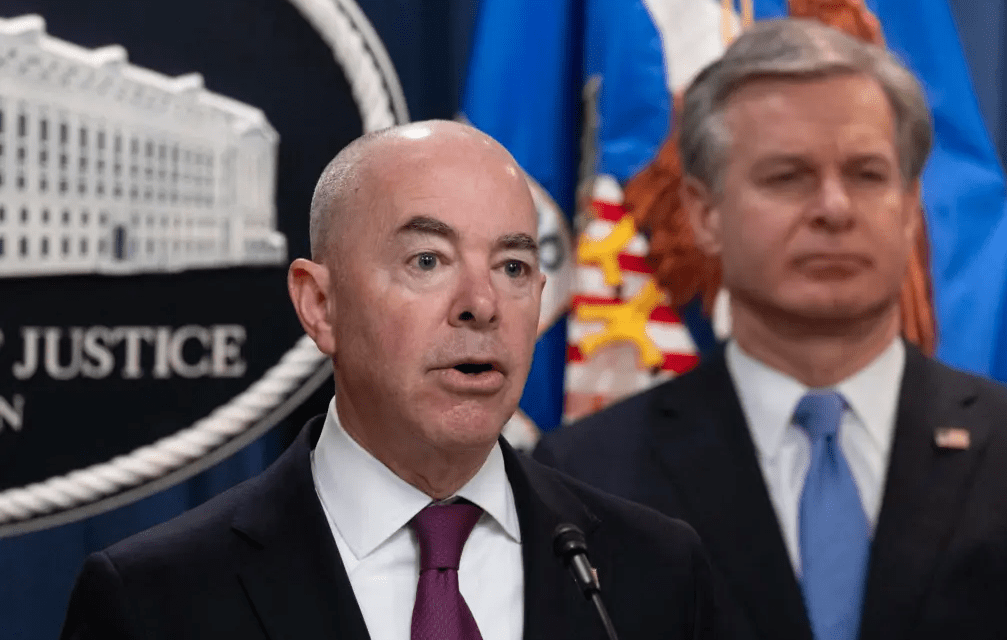 EU: Cámara Baja aprueba juicio político a jefe migración de Biden