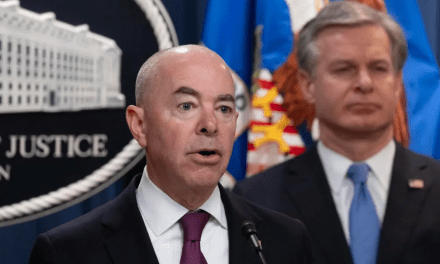 EU: Cámara Baja aprueba juicio político a jefe migración de Biden