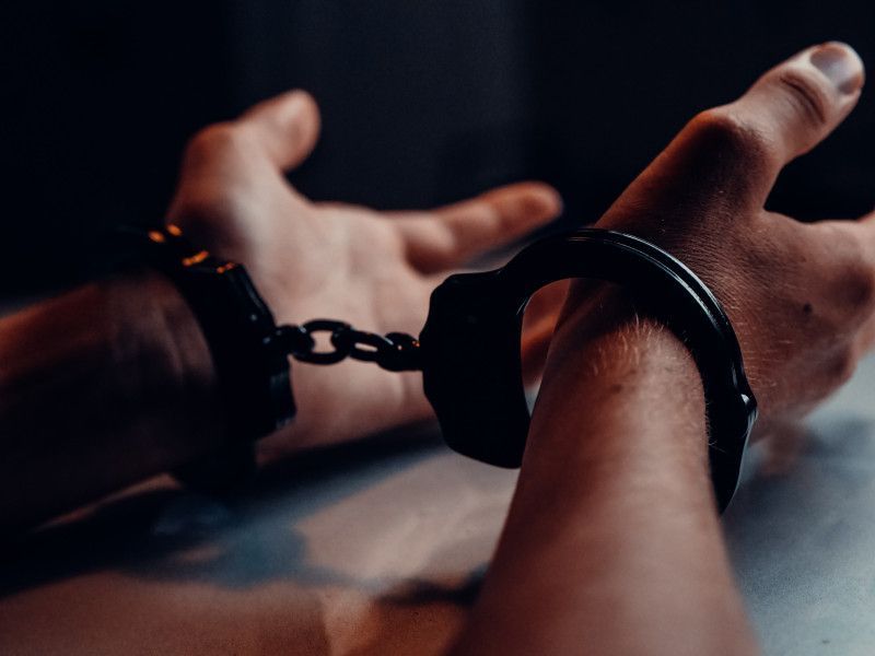 Arrestan a hombre acusado de encender fuegos artificiales en carnaval de Salcedo