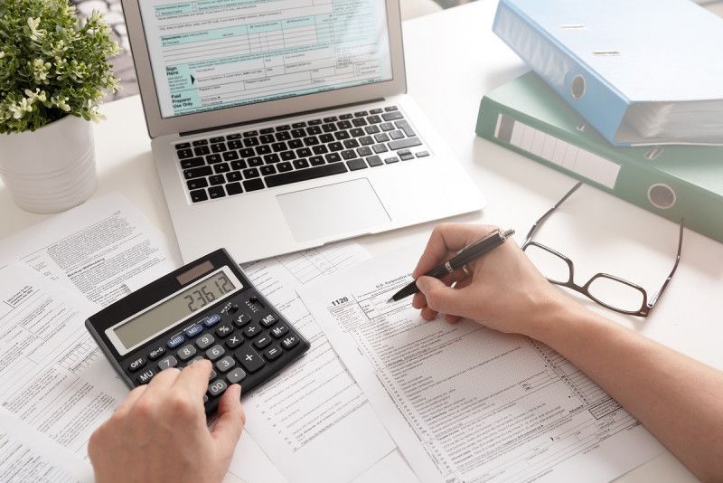 Los hombres son más propensos a caer en incumplimiento financiero que las mujeres