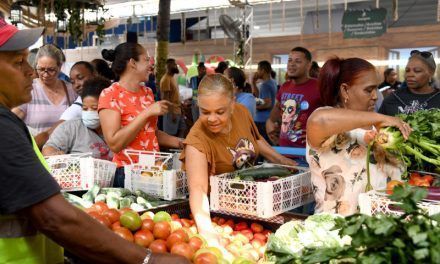 La gente aprovecha la Feria Agropecuaria para comprar productos baratos