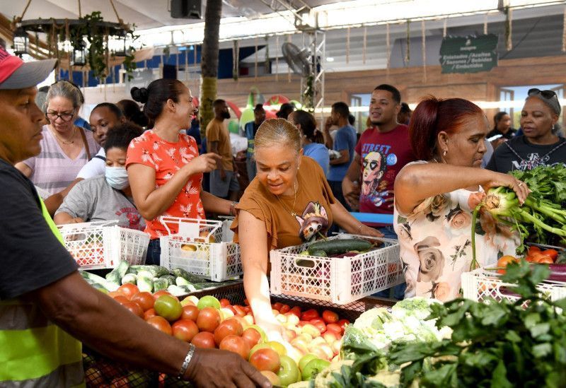 La gente aprovecha la Feria Agropecuaria para comprar productos baratos