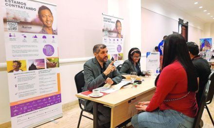 Cientos de personas buscan empleo en el sector turístico