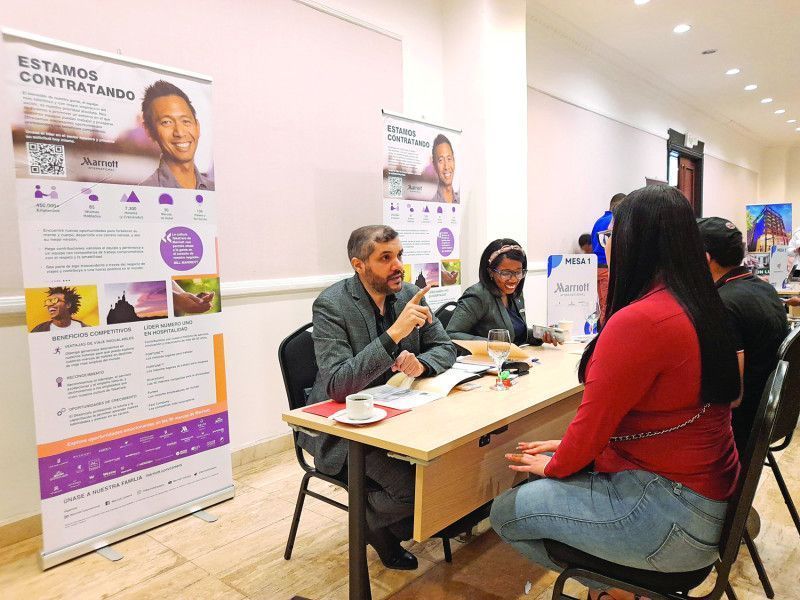 Cientos de personas buscan empleo en el sector turístico