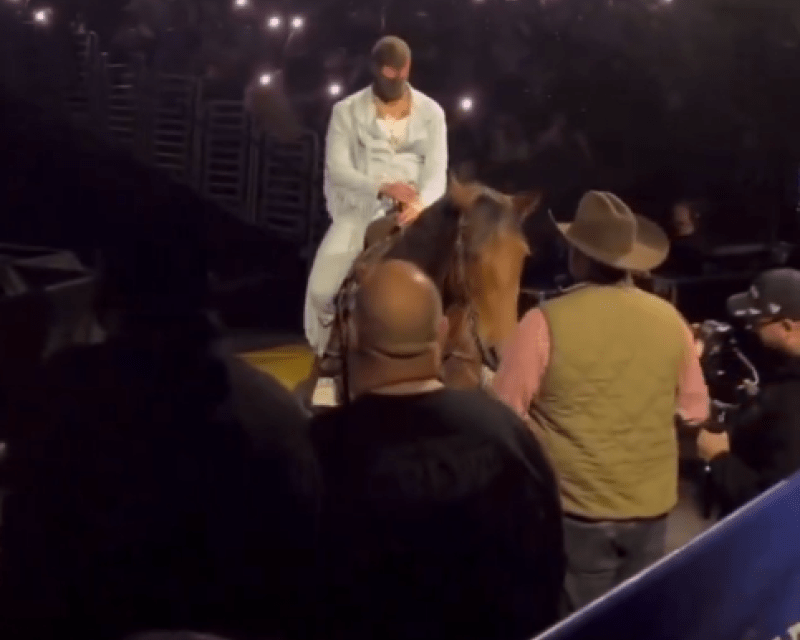 Bad Bunny llega «modo vaquero» y arranca una serie de conciertos en Los Ángeles