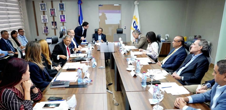 Aprueba permisos para instalar 10 empresas y dos parques de zonas francas