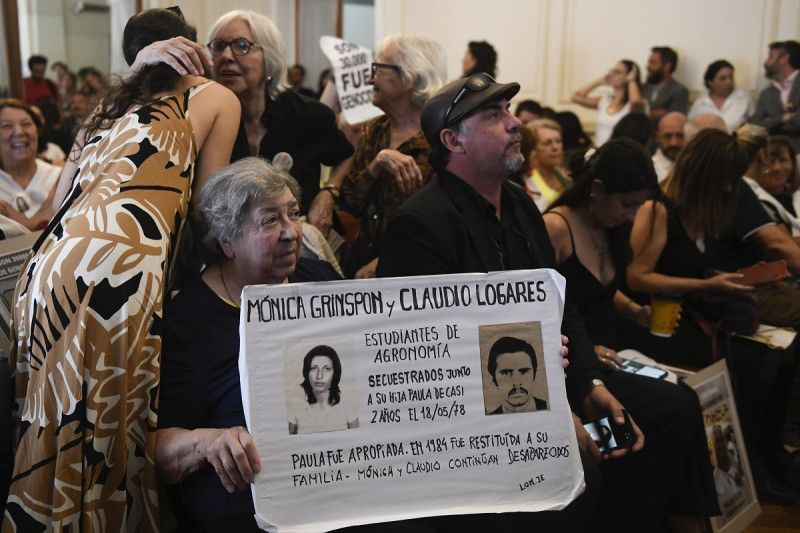 Juez condena a exagentes por violencia contra mujeres transgéneros