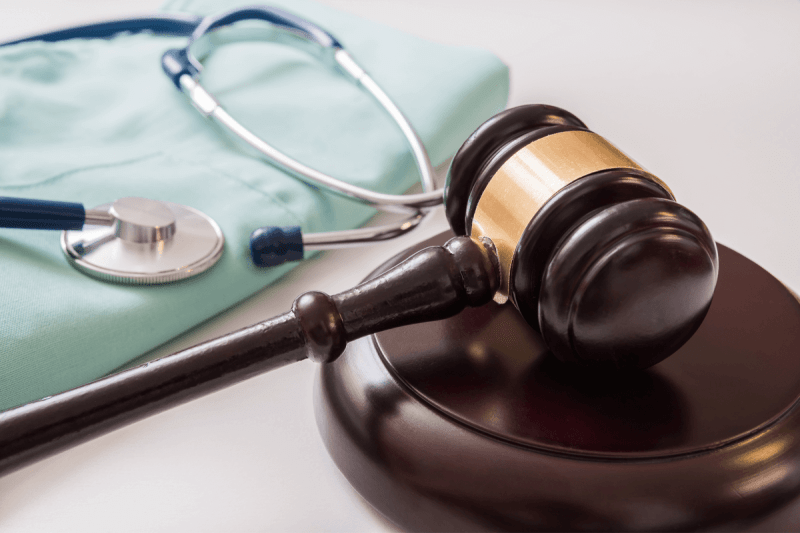 Negligencia y errores en diagnósticos generan más demandas contra médicos